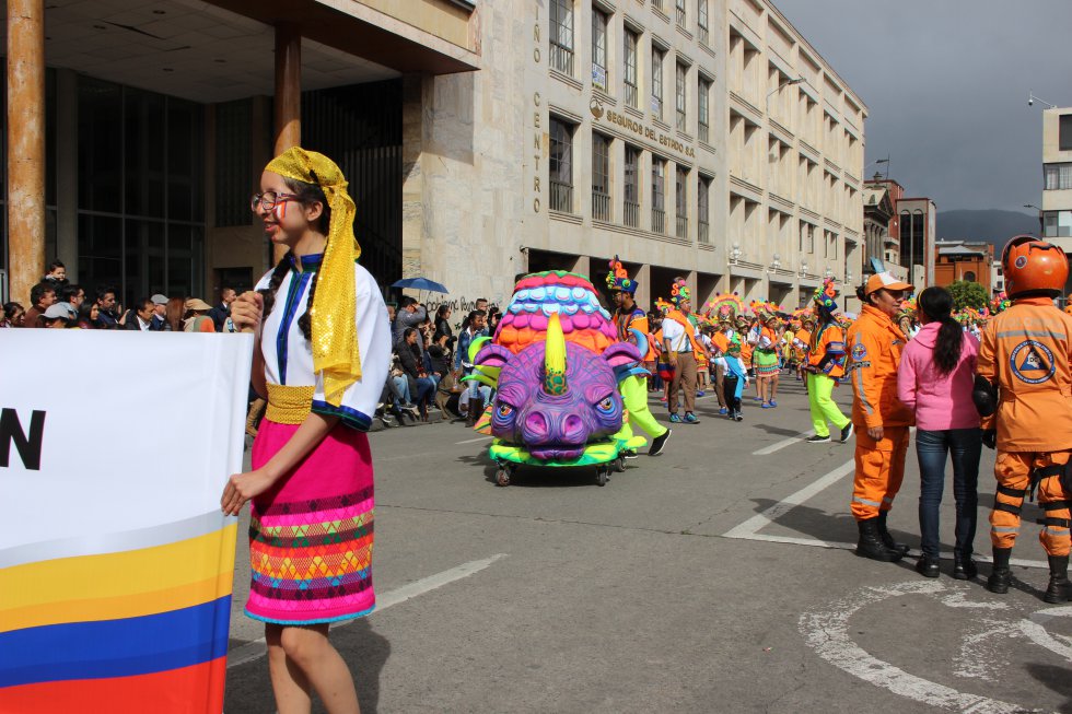Las tradiciones de cada ciudad se vieron reflejados con los movimientos de los cuerpos de las personas que estaban en el desfile. Las tradiciones de cada ciudad se vieron reflejados con los movimientos de los cuerpos de las personas que estaban en el desfile.