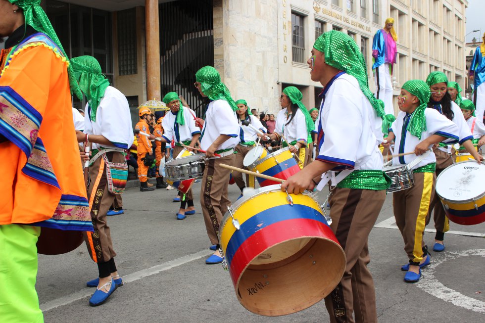 Las personas se mueven al son de la música Las personas se mueven al son de la música