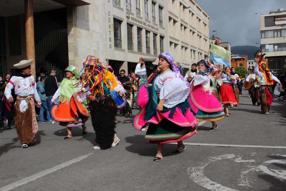 Las tradiciones de cada ciudad se vieron reflejados con los movimientos de los cuerpos de las personas que estaban en el desfile. Las tradiciones de cada ciudad se vieron reflejados con los movimientos de los cuerpos de las personas que estaban en el desfile.