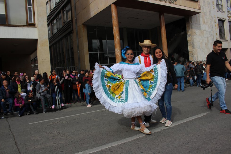 Las diferentes ciudades mostraron sus culturas por medios del baile Las diferentes ciudades mostraron sus culturas por medios del baile
