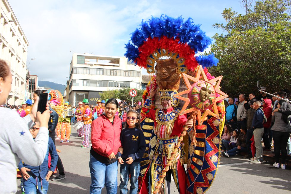 Las tradiciones de cada ciudad se vieron reflejados con los movimientos de los cuerpos de las personas que estaban en el desfile. Las tradiciones de cada ciudad se vieron reflejados con los movimientos de los cuerpos de las personas que estaban en el desfile.