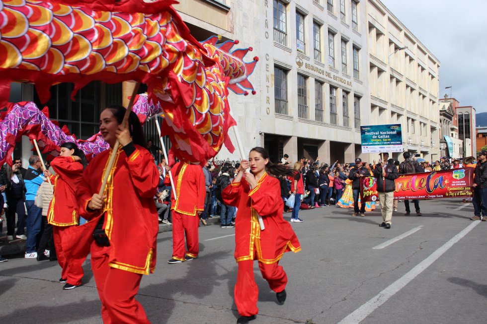 Las tradiciones de cada ciudad se vieron reflejados con los movimientos de los cuerpos de las personas que estaban en el desfile. Las tradiciones de cada ciudad se vieron reflejados con los movimientos de los cuerpos de las personas que estaban en el desfile.