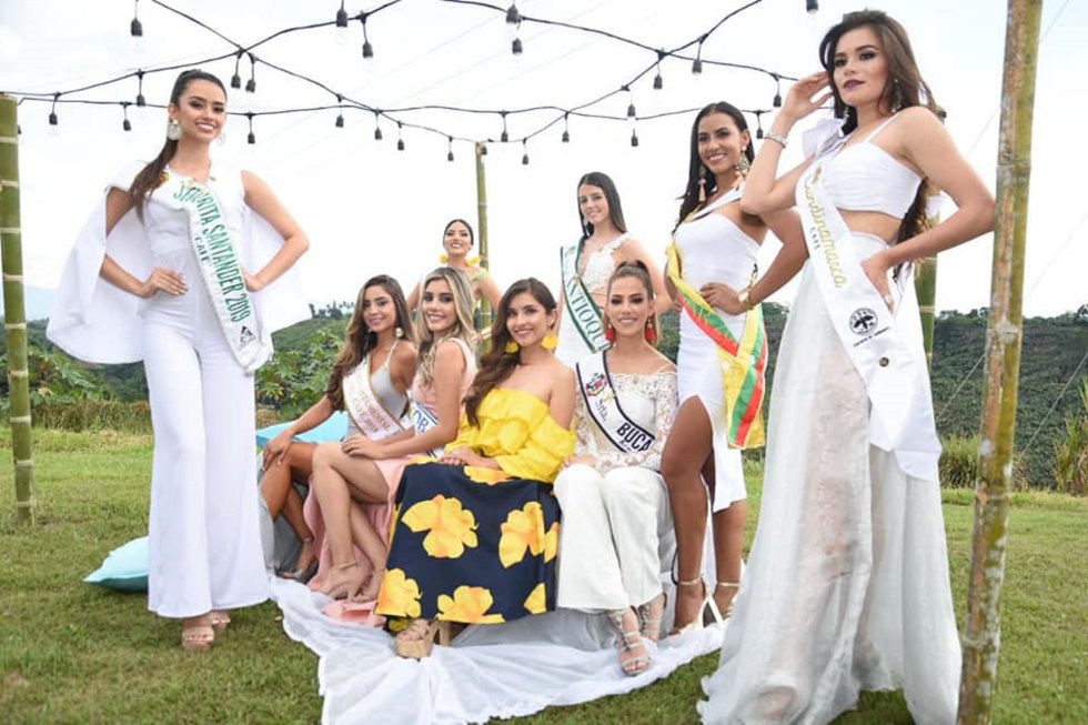 Candidatas al reinado naciional del café en sección de foto Candidatas al reinado naciional del café en sección de foto