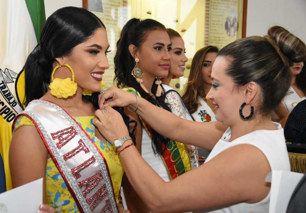 Imposición de bandas a las candidatas al certamen nacional Imposición de bandas a las candidatas al certamen nacional