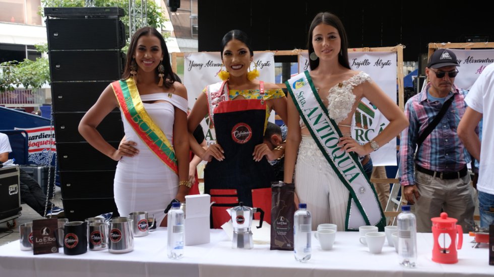 Las aspitantes al reinado del café, participaron de la feria de cafés especiales Las aspitantes al reinado del café, participaron de la feria de cafés especiales