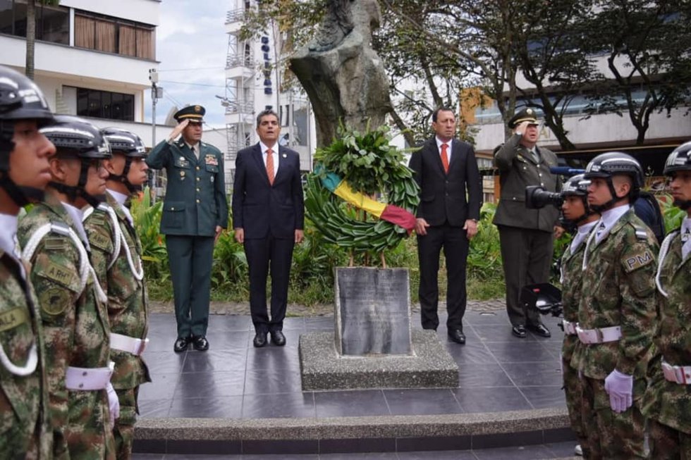 Gobernador del Quindío, alcalde de Armenia, policía y ejército en ofrenda floral Gobernador del Quindío, alcalde de Armenia, policía y ejército en ofrenda floral