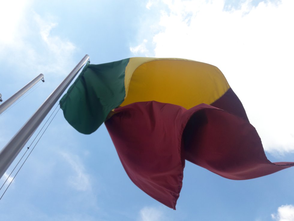 Bandera del departamento del Quindío izada en plaza de Bolívar de Armenia Bandera del departamento del Quindío izada en plaza de Bolívar de Armenia