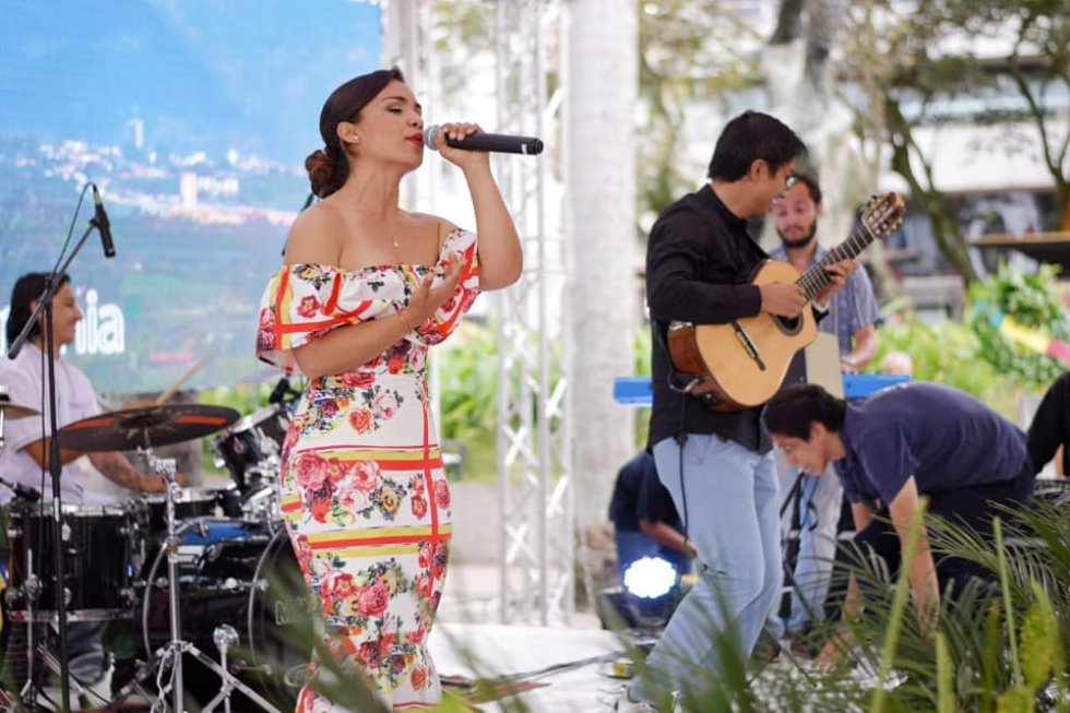 Jesica Jaramillo interpretando música del Quindío Jesica Jaramillo interpretando música del Quindío