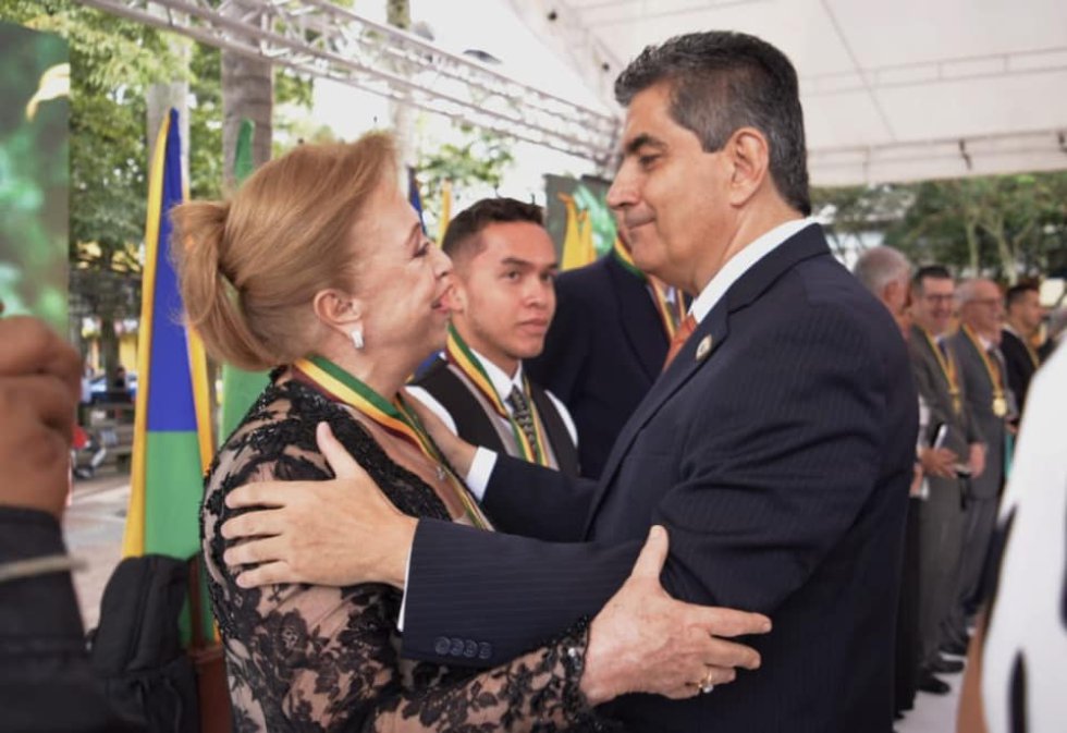 Gobernador entregando reconocimiento a Clara Luz Jaramillo de Botero por sus servicios sociales de ayuda a la población menos favorecida del departamento. Gobernador entregando reconocimiento a Clara Luz Jaramillo de Botero por sus servicios sociales de ayuda a la población menos favorecida del departamento.