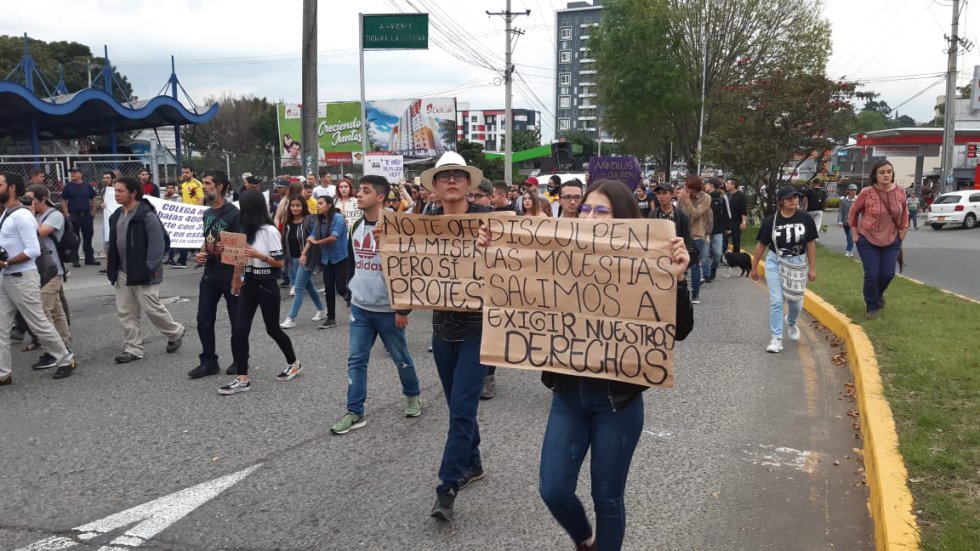 Las mujeres con sus carteles y mensajes a los ciudadanos Las mujeres con sus carteles y mensajes a los ciudadanos