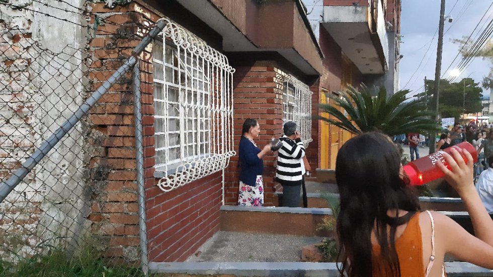 Personas del común salieron salieron con sus cacerola a apoyar a los caminantes Personas del común salieron salieron con sus cacerola a apoyar a los caminantes