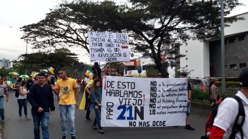 Las razones del paro expuestas en carteles y banderas Las razones del paro expuestas en carteles y banderas