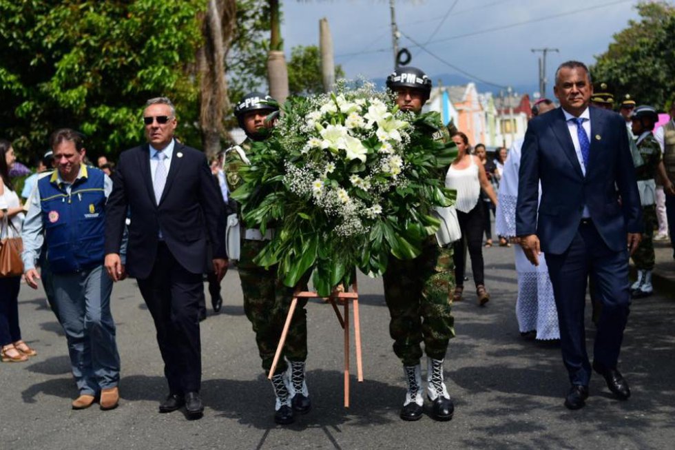 Ofrenda floral en homenaje a las más de 1100 víctimas del terremoto Ofrenda floral en homenaje a las más de 1100 víctimas del terremoto