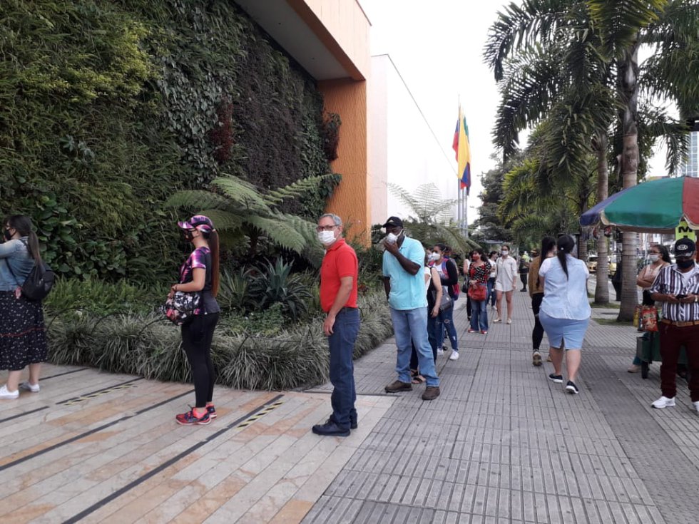 Filas respentando el distanciamiento social par ingresar al Unicentro Filas respentando el distanciamiento social par ingresar al Unicentro