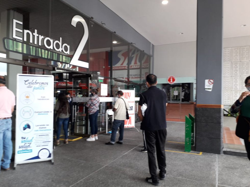 Uno de los ingresos al Centro Comercial Portal del Quindío Uno de los ingresos al Centro Comercial Portal del Quindío