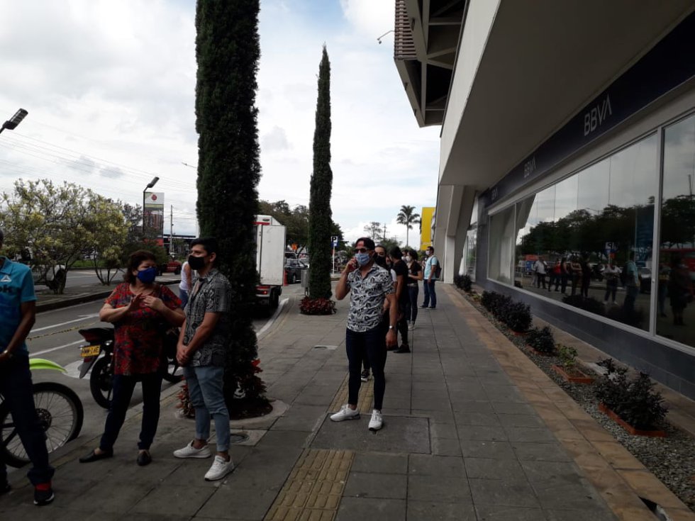 Filas para ingresar el Centro Comercial Calima Filas para ingresar el Centro Comercial Calima
