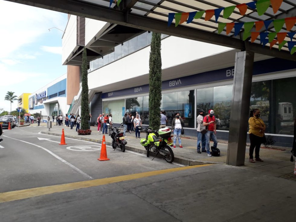 En el Calima, Centro Comercial también acompañamiento de la policía En el Calima, Centro Comercial también acompañamiento de la policía