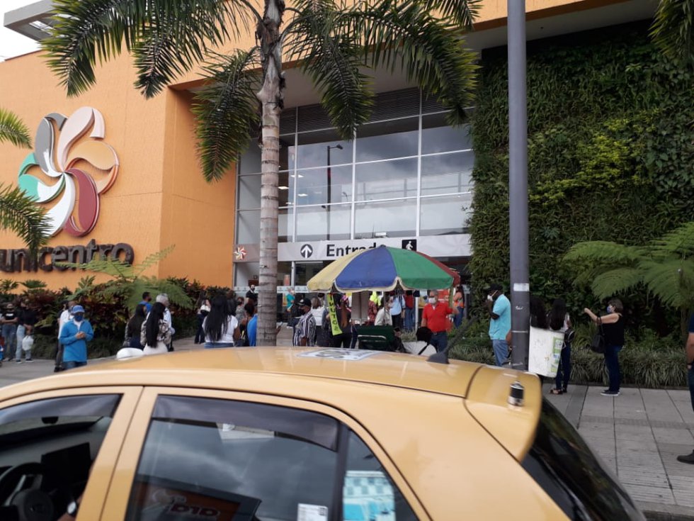 Filas para poder ingresar a los centros comerciales, ciudadanos con tapabocas Filas para poder ingresar a los centros comerciales, ciudadanos con tapabocas