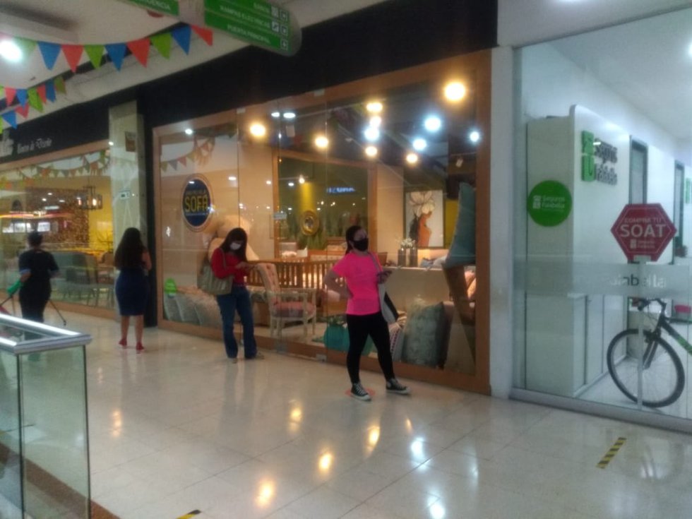Dentro de los centros comerciales se respeta la distancia social Dentro de los centros comerciales se respeta la distancia social