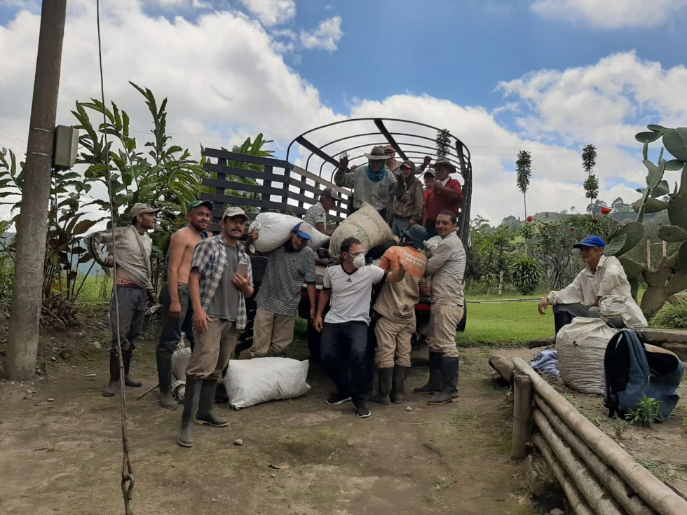 Los recolectores cargando los bultos de café en finca de Circasia, Quindío Los recolectores cargando los bultos de café en finca de Circasia, Quindío