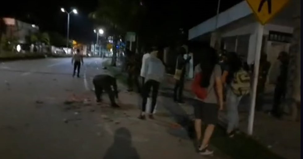 Algunos de los manifestantes que no provocaron desmanes ayudaron con la policía a recoger las piedras Algunos de los manifestantes que no provocaron desmanes ayudaron con la policía a recoger las piedras