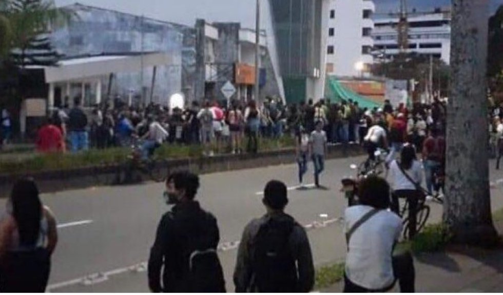 Por varias horas los manifestantes bloquearon los dos carrilles de avenida Bolívar al norte de Armenia Por varias horas los manifestantes bloquearon los dos carrilles de avenida Bolívar al norte de Armenia