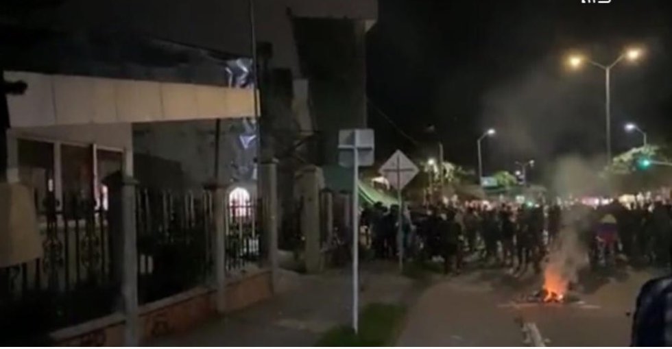 Manifestaron iniciaron una especie de quema o fogata al frente de la sede del CAI Fundadores Manifestaron iniciaron una especie de quema o fogata al frente de la sede del CAI Fundadores