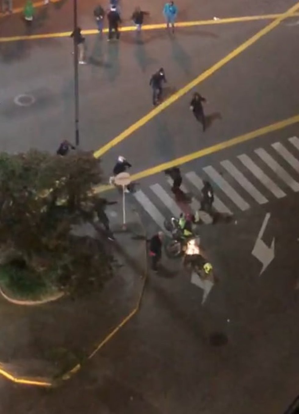 Manifestantes golpearon y tumbaron a un policía que se movilizaba por el cruce del Parque Fundadores al norte de Armenia Manifestantes golpearon y tumbaron a un policía que se movilizaba por el cruce del Parque Fundadores al norte de Armenia