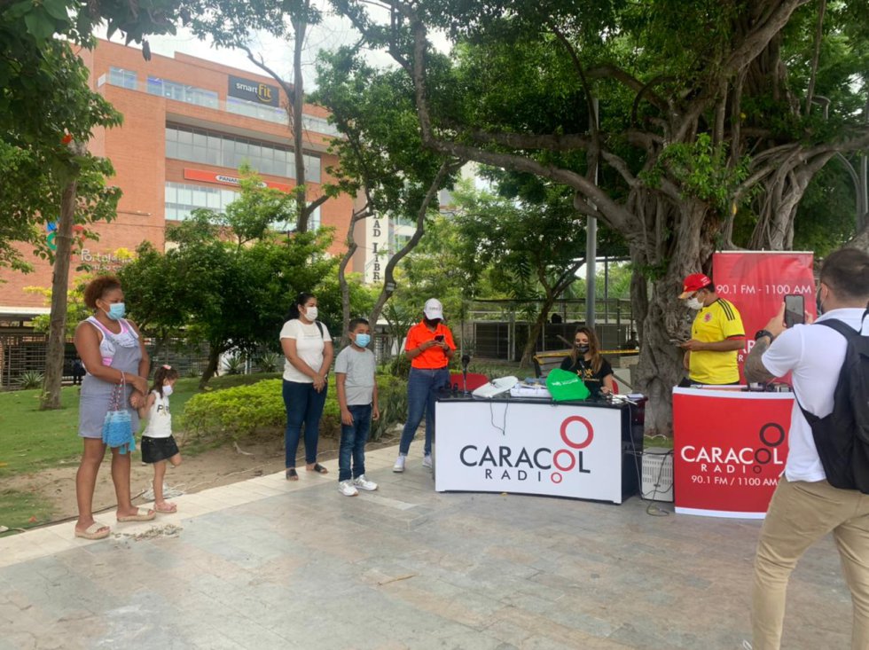 Caracol Radio y Finsocial en Barranquilla Entrega de kit escolares y