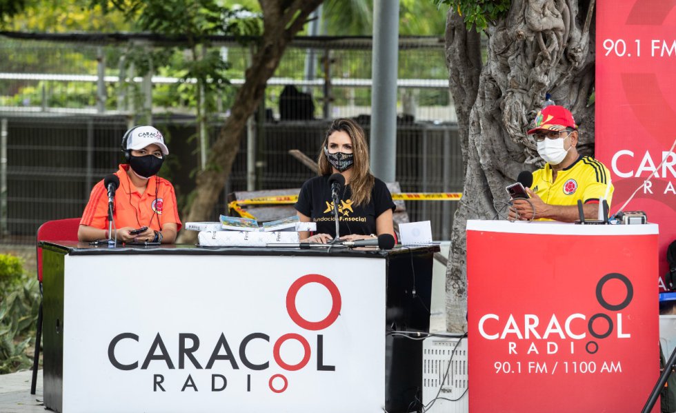 Caracol Radio y Finsocial en Barranquilla Entrega de kit escolares y