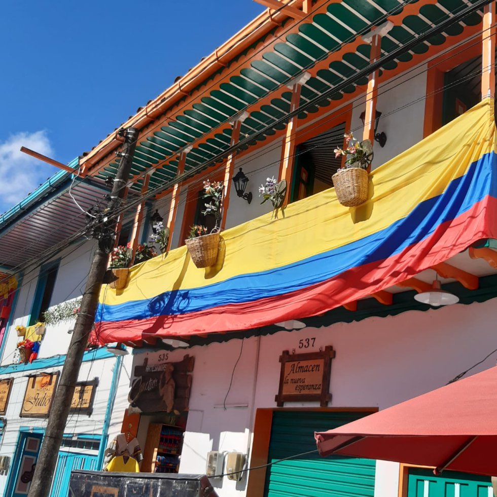 El tricolor nacional engalanando los balcones de las casas típicas en Filandia El tricolor nacional engalanando los balcones de las casas típicas en Filandia