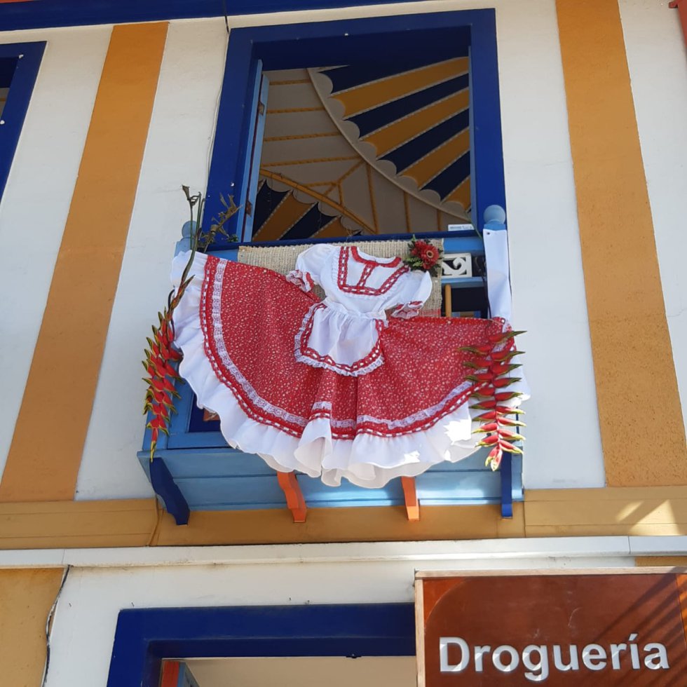 El tradicional vestuario de la chapolera en los balcones de Filandia El tradicional vestuario de la chapolera en los balcones de Filandia