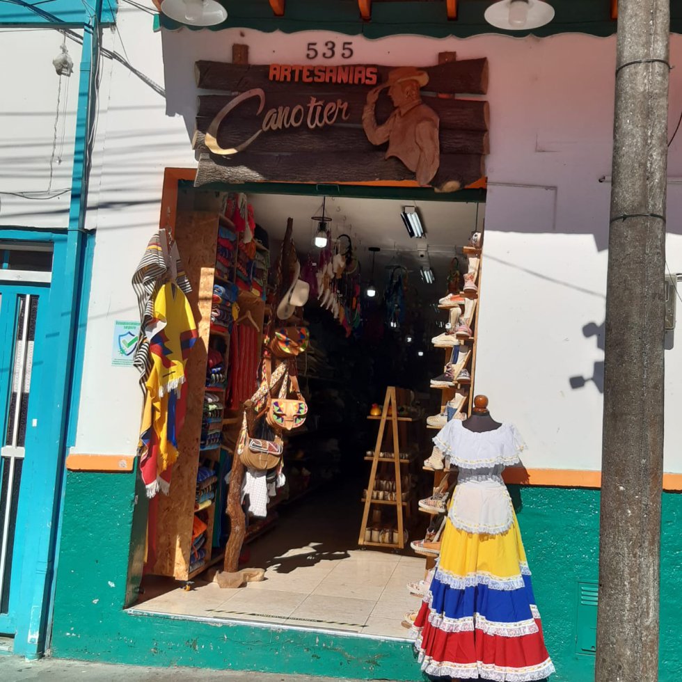 Los locales comerciales también aprovechan la fiesta patria Los locales comerciales también aprovechan la fiesta patria