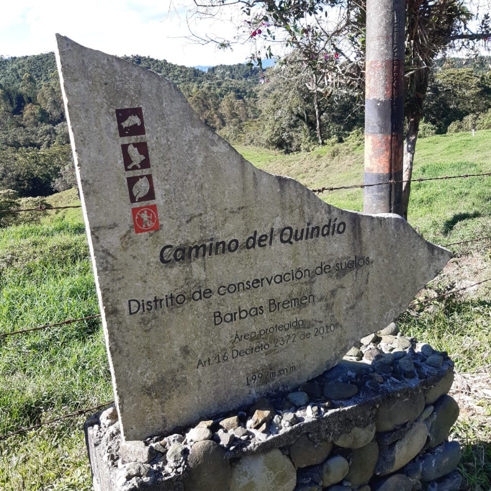 Placa que recuerda el paso del libertador Simón Bolívar por el Quindío Placa que recuerda el paso del libertador Simón Bolívar por el Quindío