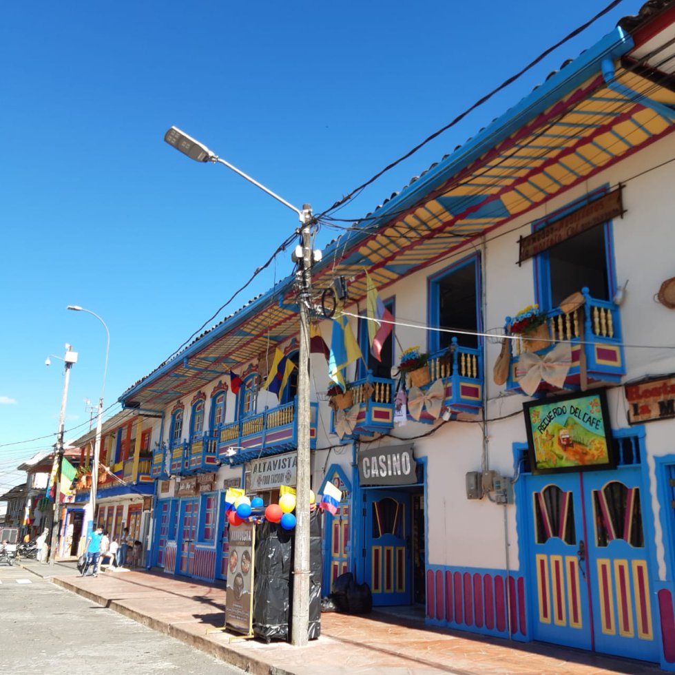 Hermoso paisaje con los tradicionales balcones de Filandia y la fiesta patria Hermoso paisaje con los tradicionales balcones de Filandia y la fiesta patria