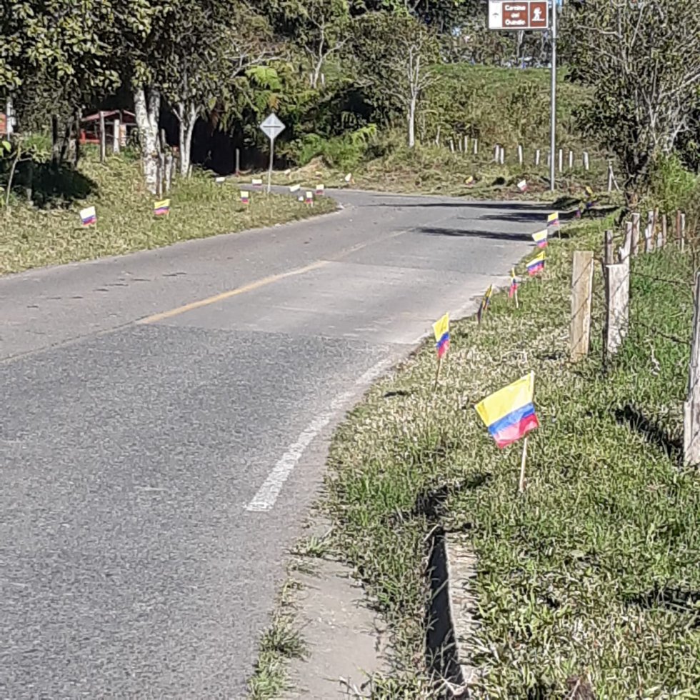 La vía principal de ingreso a Filandia adornada con la bandera de Colombia La vía principal de ingreso a Filandia adornada con la bandera de Colombia