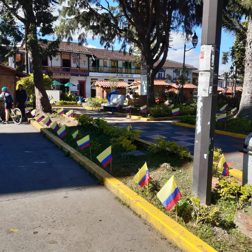 El parque principal de Filandia, con la bandera de Colombia El parque principal de Filandia, con la bandera de Colombia