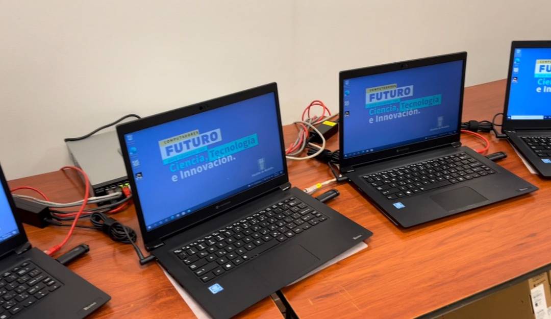 Alcaldía entrega los primeros mil computadores a estudiantes | Medellín |  Caracol Radio
