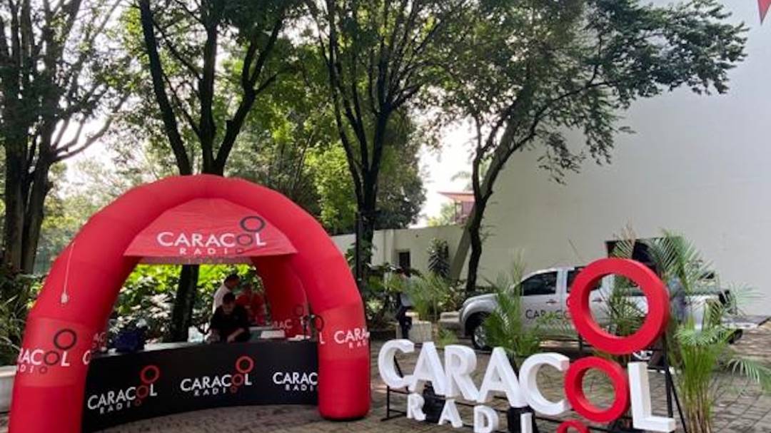 Caracol Radio abraza a Laureles 
