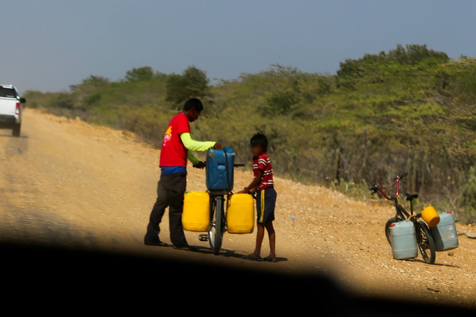 Niños de La Guajira salen buscando agua en los lugares más cercanos. Niños de La Guajira salen buscando agua en los lugares más cercanos.