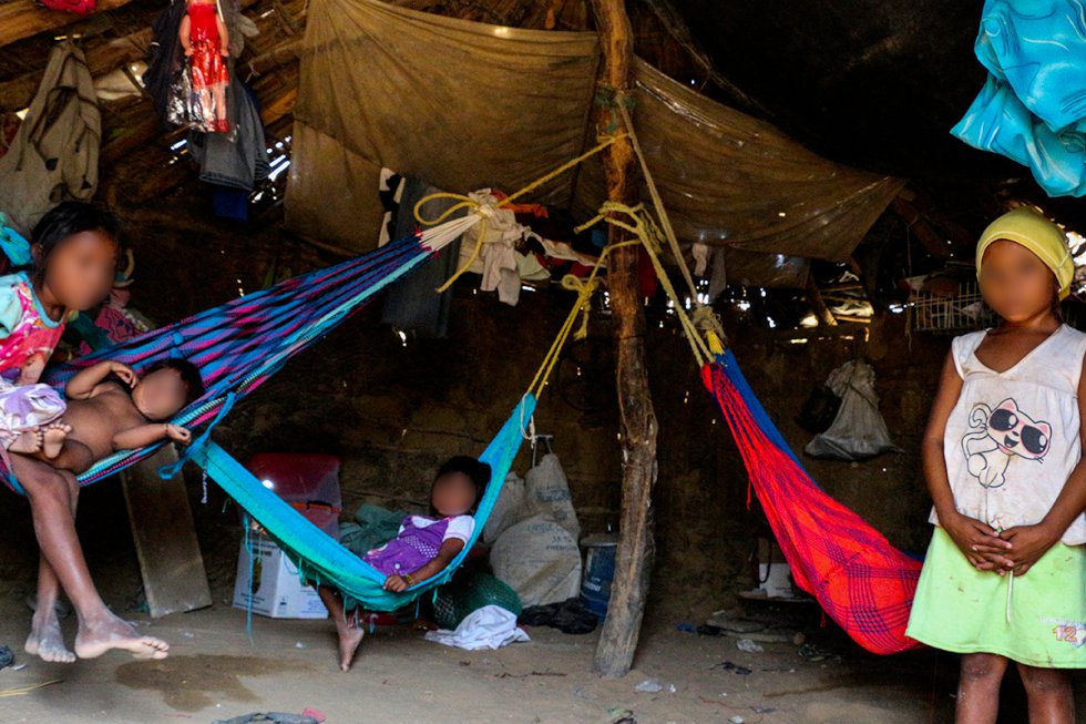 En esta habitación duermen todos los habitantes de la ranchería. En esta habitación duermen todos los habitantes de la ranchería.