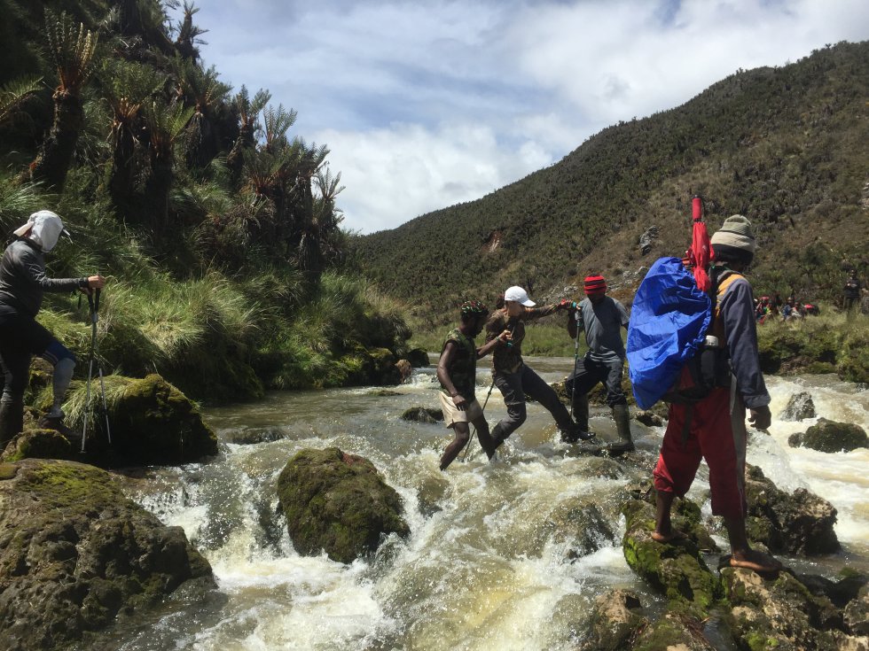 Luego de pasar por Aconcagua en Suramérica, Denali en Norteamérica, Elburs en Europa, Everest en Asia, Kilimanjaro en África y Vinson en la Antártida, el grupo Epopeya alcanza el monte Castensz. Luego de pasar por Aconcagua en Suramérica, Denali en Norteamérica, Elburs en Europa, Everest en Asia, Kilimanjaro en África y Vinson en la Antártida, el grupo Epopeya alcanza el monte Castensz.