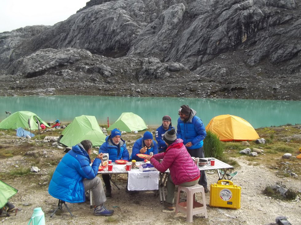 Aunque la comida es muy escaza, los escaladores sobrevivieron jordanas de 15 horas con pocos implementos. Aunque la comida es muy escaza, los escaladores sobrevivieron jordanas de 15 horas con pocos implementos.