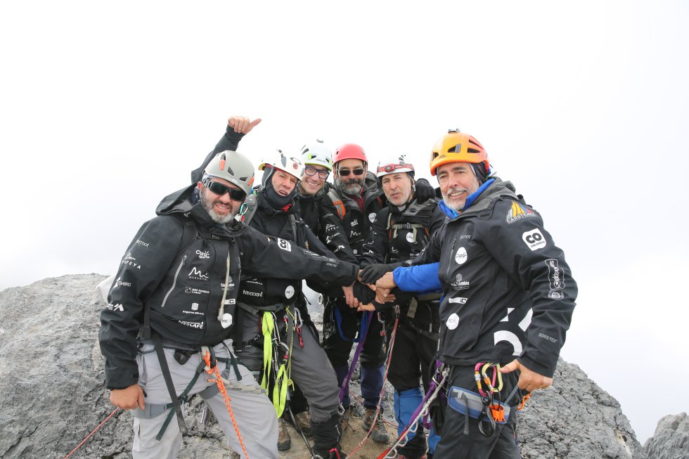 Juan Pablo Ruiz, Juan Pablo Montejo, José Francisco Arata, Carlos Alberto Pinto, Marcelo Arbeláez, Sergio Vargas, Manuel Barrios, Nelson Cardona y Adriana Restrepo llegaron a la última cumbre de su expedición. Juan Pablo Ruiz, Juan Pablo Montejo, José Francisco Arata, Carlos Alberto Pinto, Marcelo Arbeláez, Sergio Vargas, Manuel Barrios, Nelson Cardona y Adriana Restrepo llegaron a la última cumbre de su expedición.