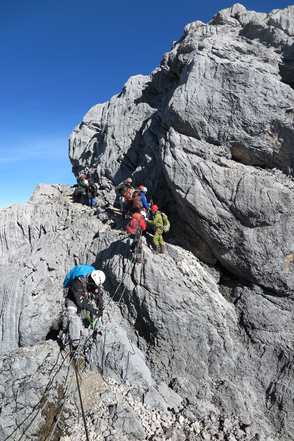 Los equipos de alpinismo eran restringidos con sólo lo necesario y el peso era importante para poder llegar a la base de la montaña. Los equipos de alpinismo eran restringidos con sólo lo necesario y el peso era importante para poder llegar a la base de la montaña.