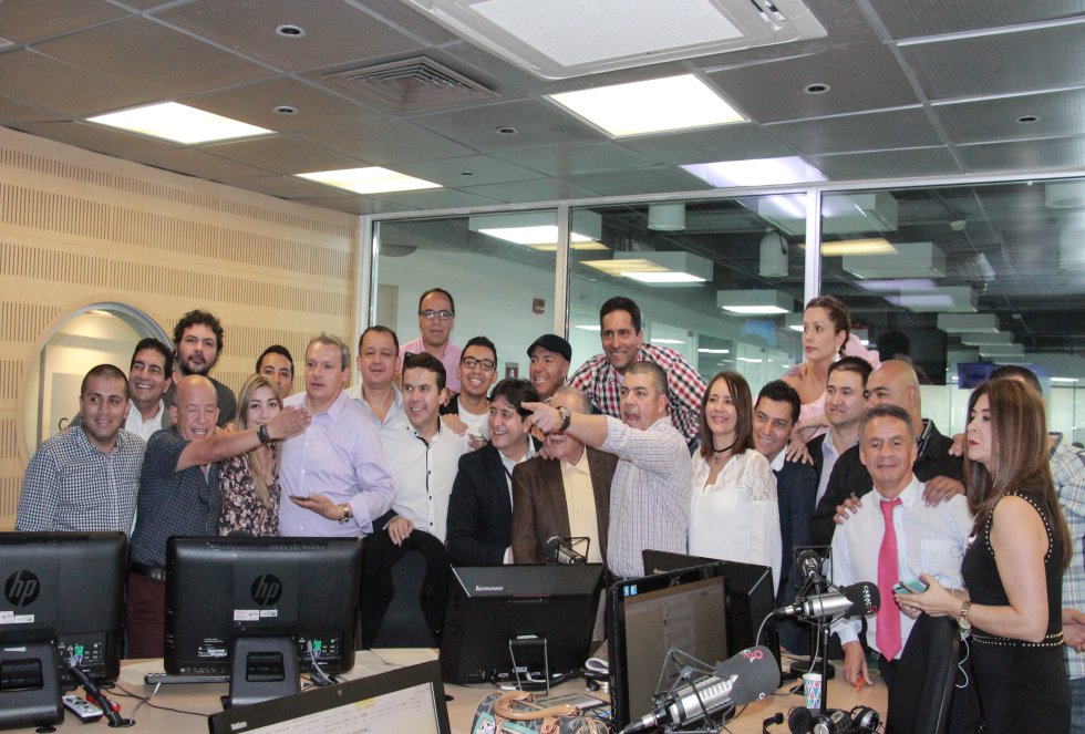 La Luciérnaga de Caracol Radio cumple 25 años llevando información y humor a los colombianos La Luciérnaga de Caracol Radio cumple 25 años llevando información y humor a los colombianos