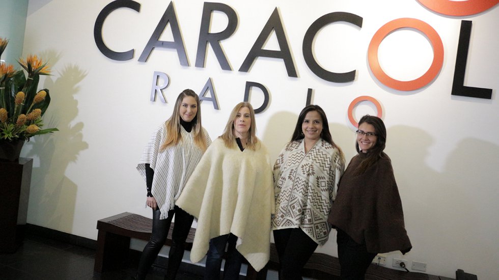 Como equipo vivimos las tendencias de una manera diferente y feliz. ¡Qué viva la ruana! Como equipo vivimos las tendencias de una manera diferente y feliz. ¡Qué viva la ruana!