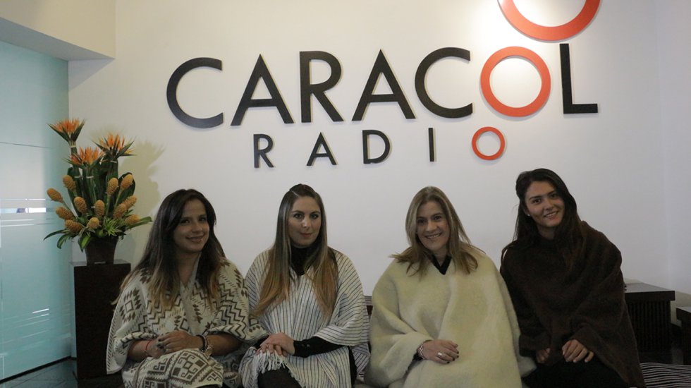 Camila Cruz, productora de Dos y Punto; Uschi Levy, Diana Montoya y Laura, nuestra practicante... todas lucieron muy orgullosas una ruana durante el programa. Camila Cruz, productora de Dos y Punto; Uschi Levy, Diana Montoya y Laura, nuestra practicante... todas lucieron muy orgullosas una ruana durante el programa.