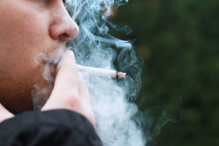 El humo del cigarrillo es tan tóxico como fumar | Sanamente | Caracol Radio