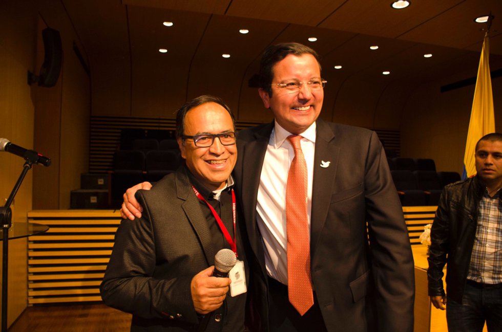 El ministro David Luna acompañado de Fabio Daza, quien lo imita en La Luciérnaga. El ministro David Luna acompañado de Fabio Daza, quien lo imita en La Luciérnaga.